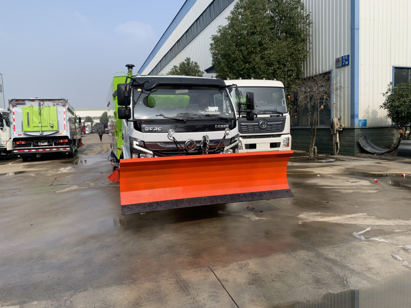 东风大多利卡洗扫车前置加装2.5米除雪铲 东风大多利卡洗扫车前置加装2.5米除雪铲